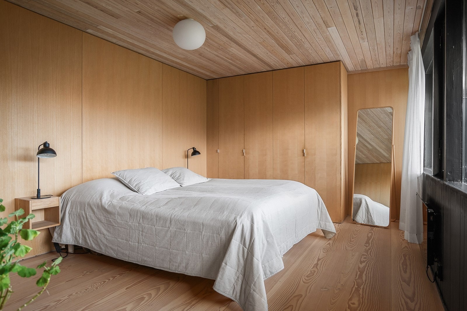 Store vinduer mot hagen gir godt med naturlig lys. Stor integrert garderobe med finerte fronter. Galleribilde