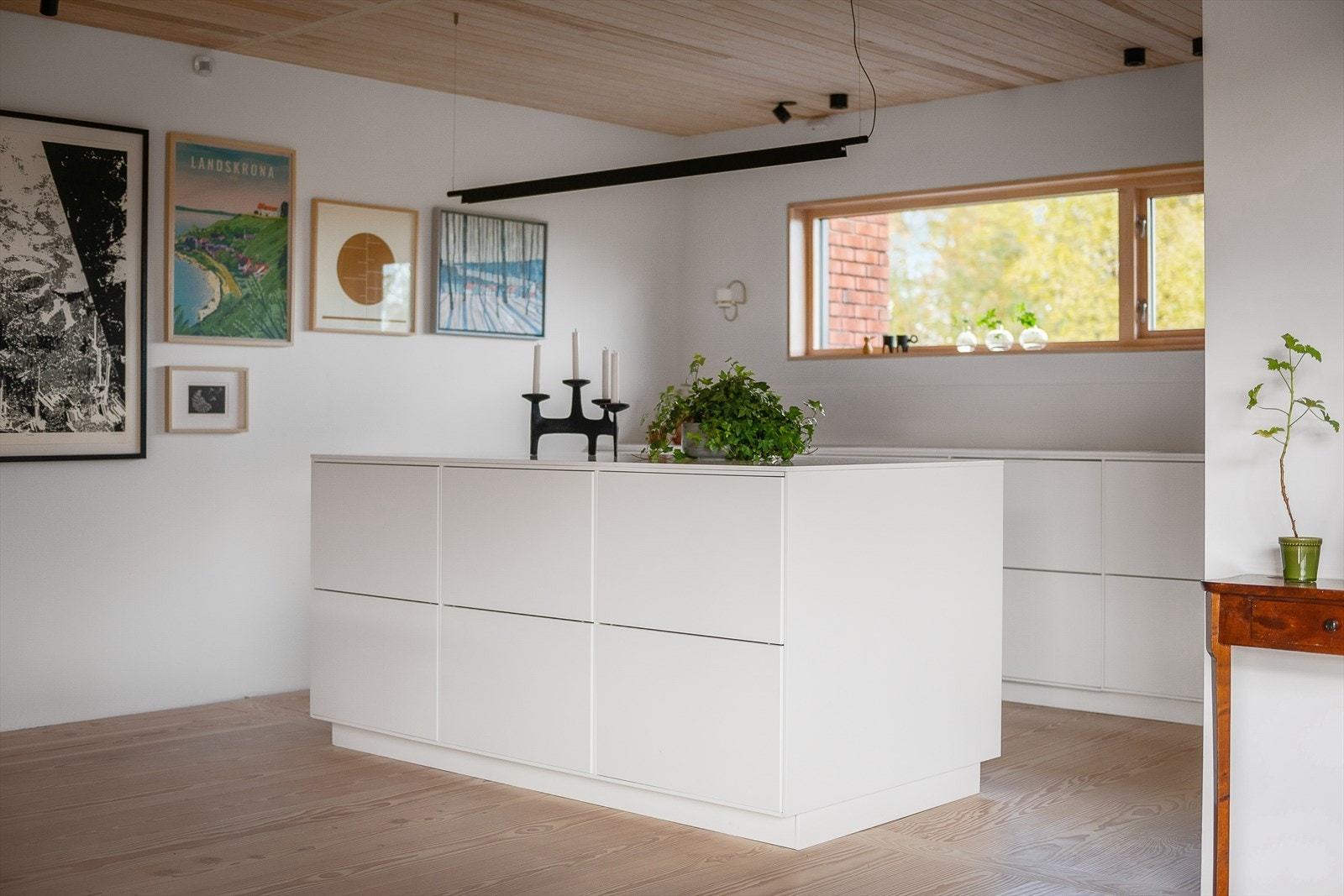 Kjøkkeninnredning fra Drømmekjøkkenet, med et stilrent og moderne uttrykk (2022). Galleribilde