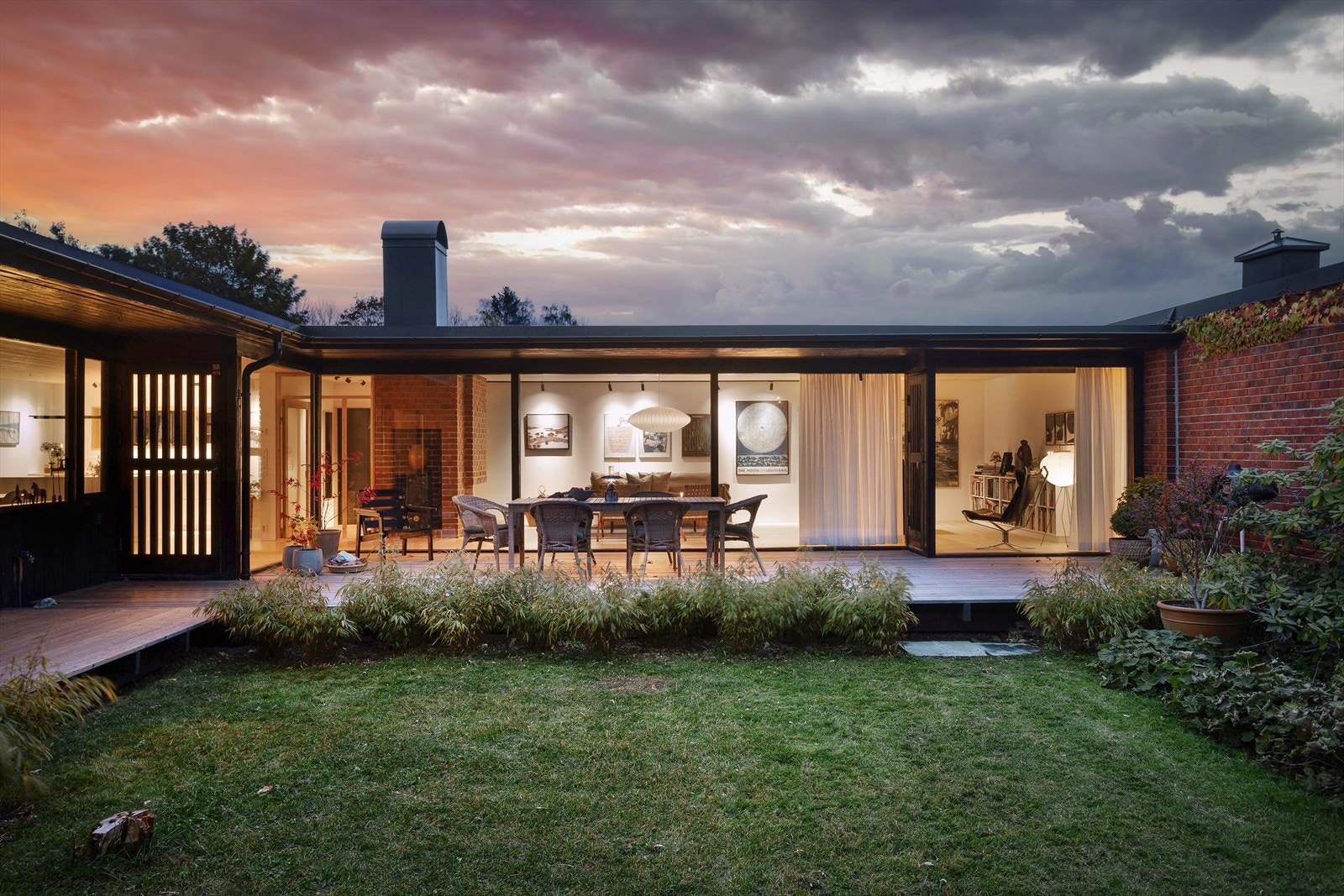 Vesentlig påkostet arkitektperle m/solrik atriumhage. Galleribilde