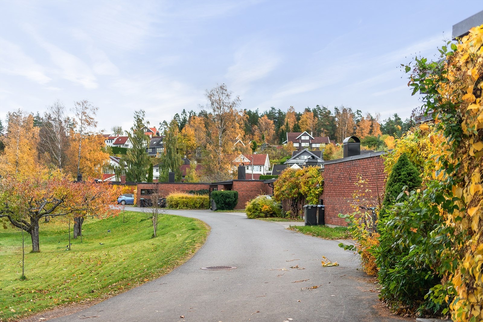 Atriumhusene, som består av fem rekker med store felles hager/ kirsebærhager mellom seg ligger i et hyggelig nabolag der du har kort vei til både natur og by. Galleribilde