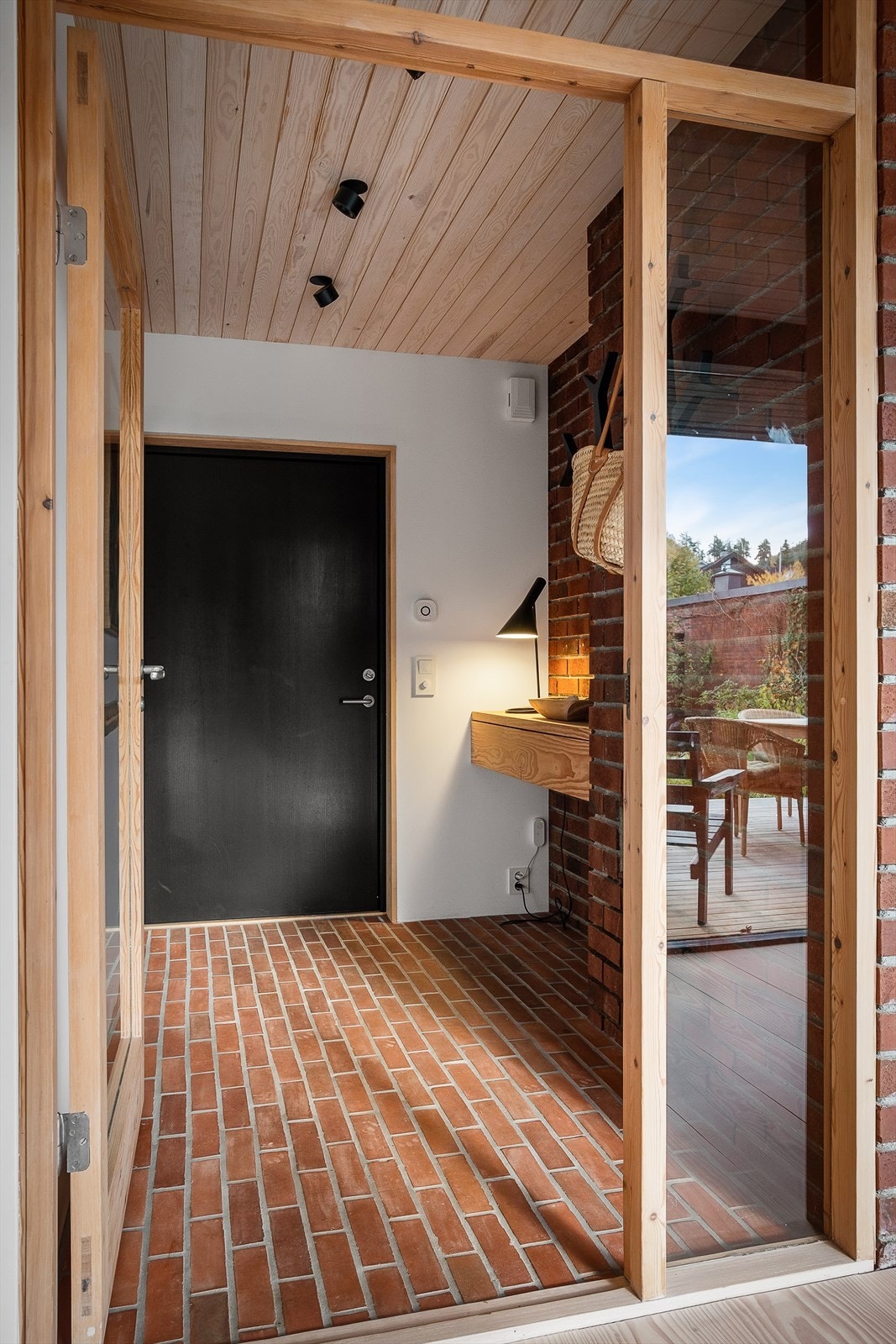 Nisjen i entréen har en plassbygd skuff i douglasgran. Galleribilde