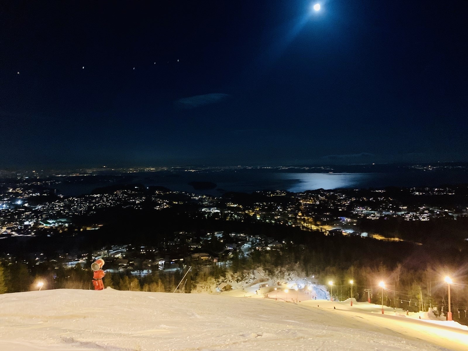 Fra toppen av Vardåsen skisenter, som ligger rett bort i gata. Galleribilde