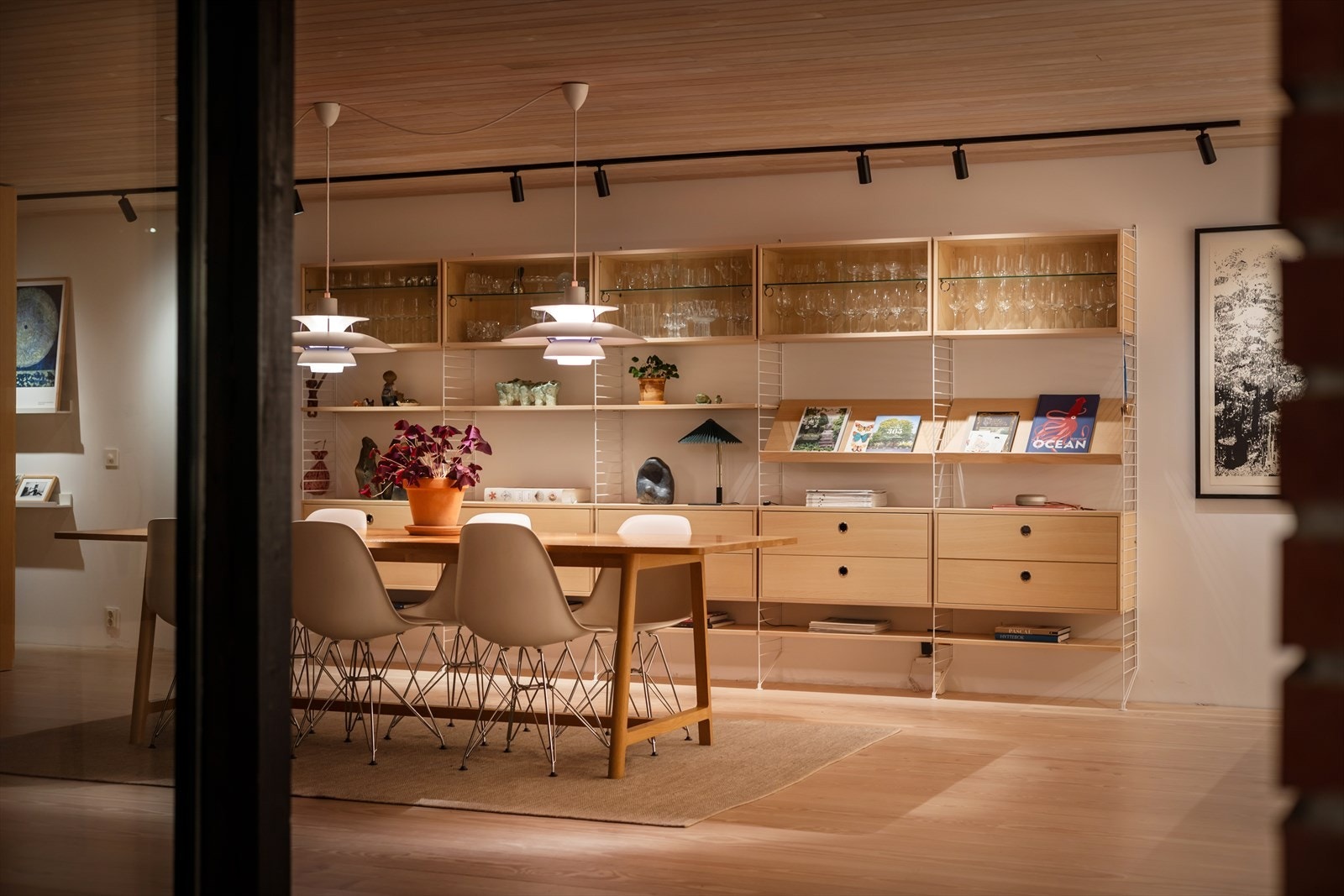 Borgenbråten 79 er et unikt og velholdt atriumhus med alt på ett plan, totaloppusset mellom 2014-2023. Galleribilde