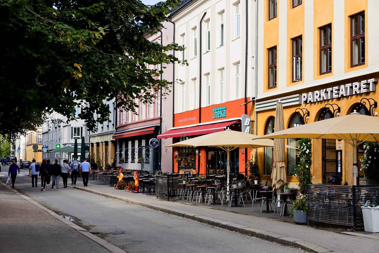 Det er kun en liten spasertur ned til urbane Grünerløkka. Her møtes du av et myldrene folkeliv og du finner flere av Oslos kritikerroste restauranter. Galleribilde