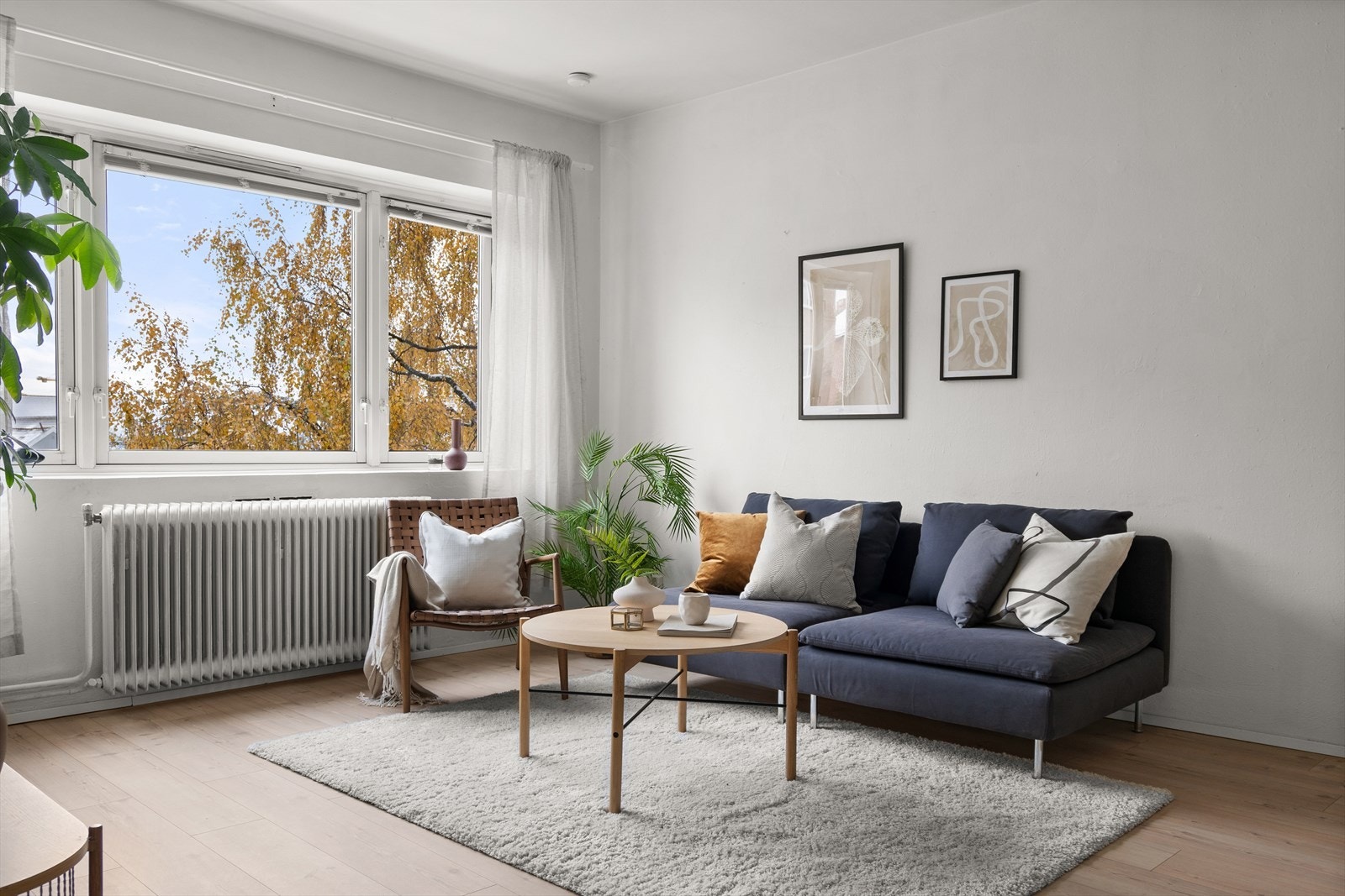 Stuen har store vinduer som slipper inn godt med dagslys, og rommet er romslig nok til en sofagruppe og spisebord. Galleribilde