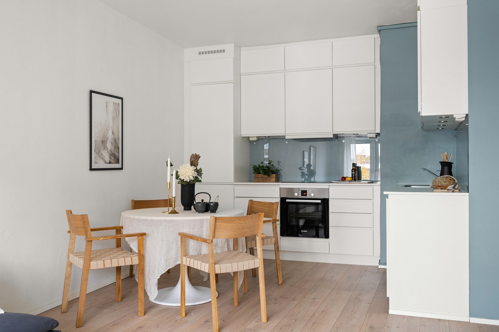 Moderne kjøkkeninnredning fra Kvik med integrerte hvitevarer. Galleribilde