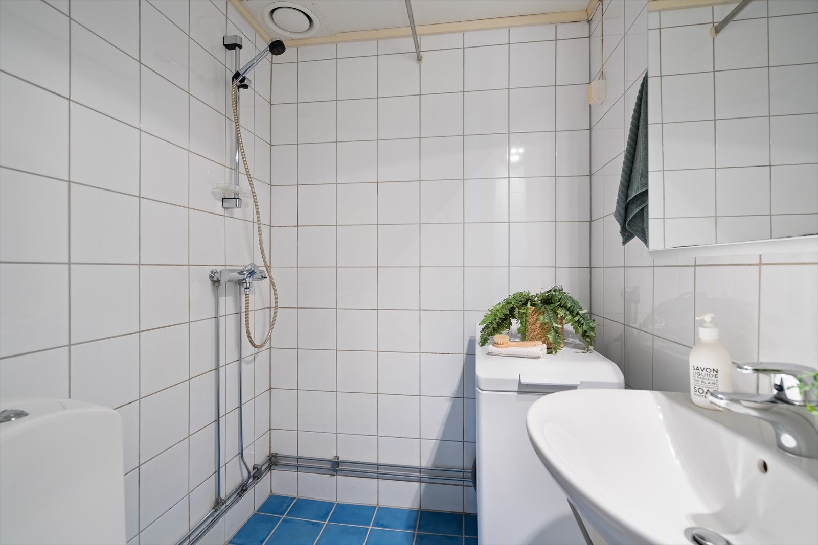 Badet er av eldre standard, utstyrt med dusj, servant og toalett og fungerer fint for dine daglige behov. Galleribilde