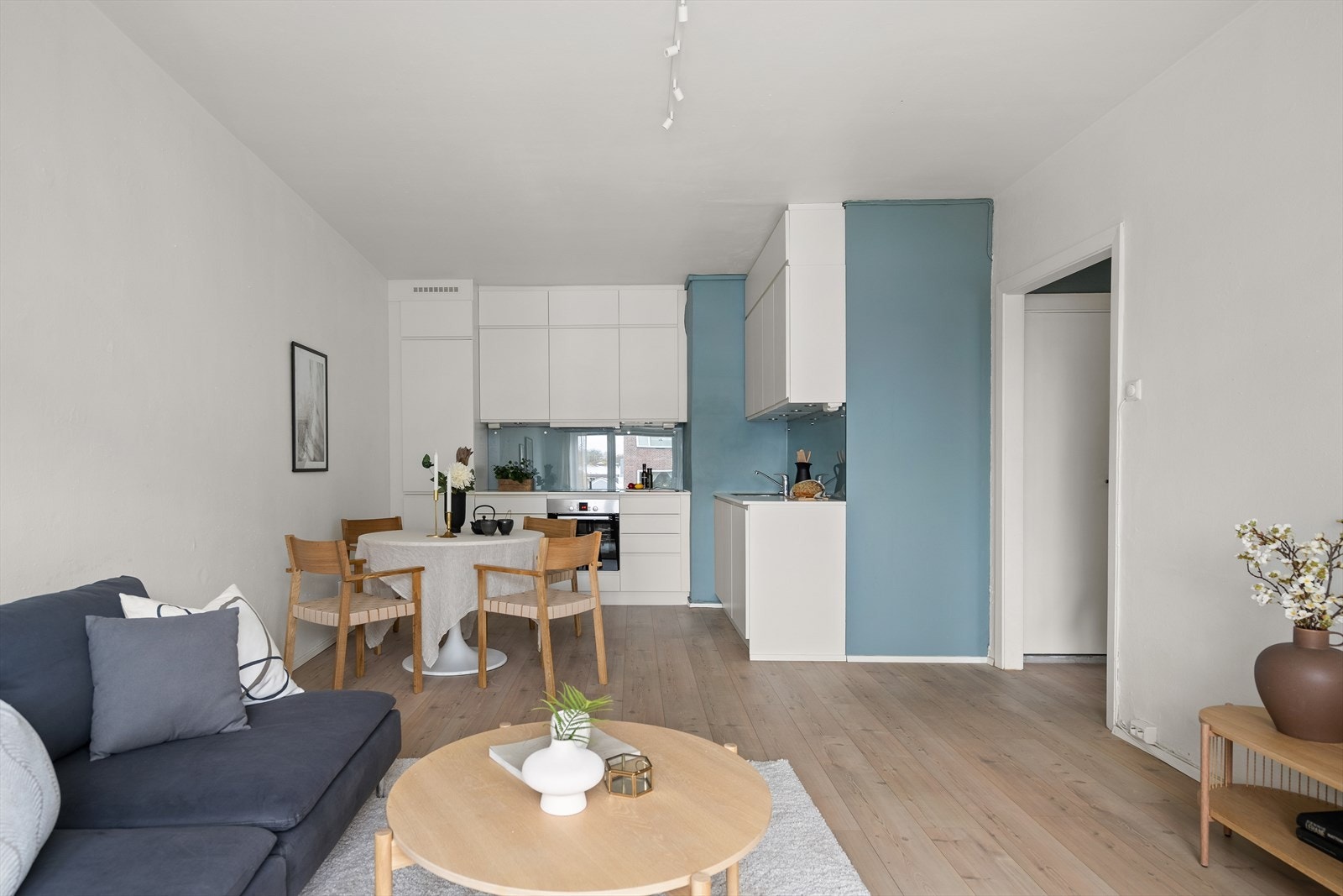 Den nøytrale fargepaletten gir deg gode muligheter for å sette ditt eget preg på leiligheten. Galleribilde