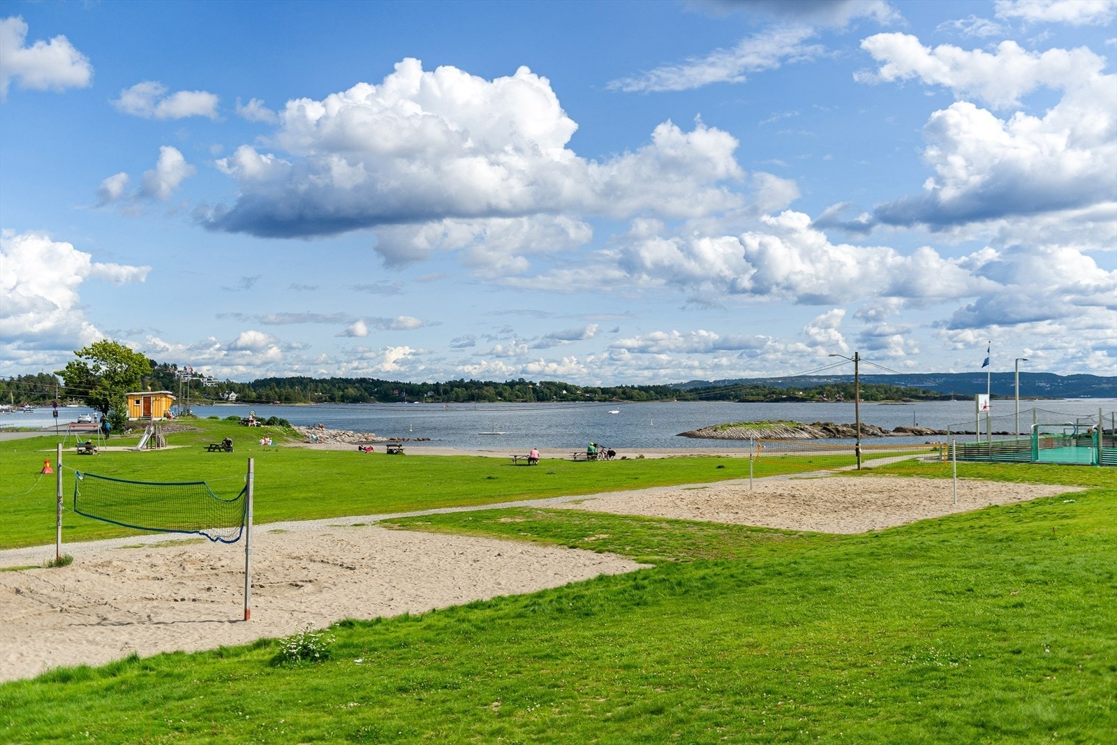 Holmenskjær med sandvolleyball, gressletter og stor sandstrand, kun 10 minutter med bil fra boligen. Galleribilde