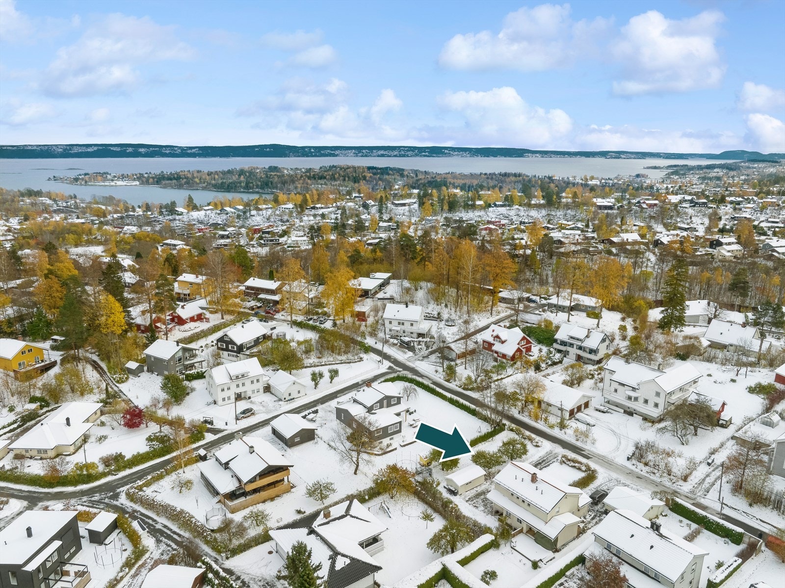 Fra eiendommen er det gangavstand til fjorden med fantastiske bademuligheter. Galleribilde