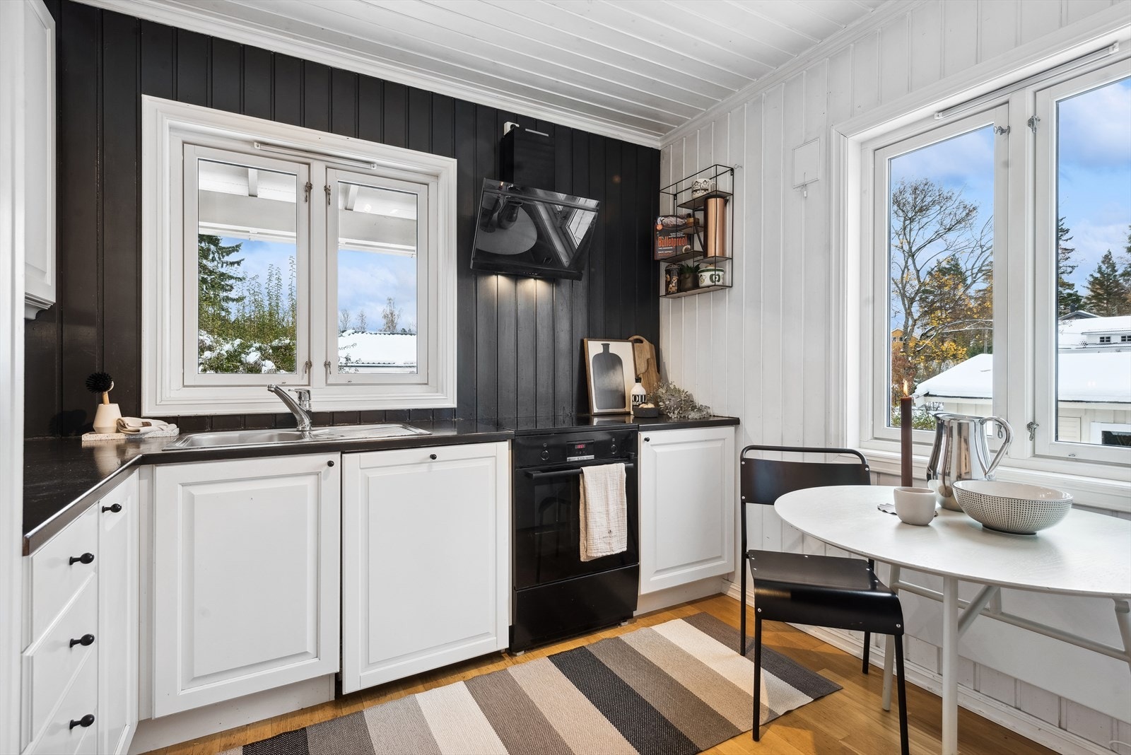 Plass til hyggelig frokostbord på kjøkken Galleribilde