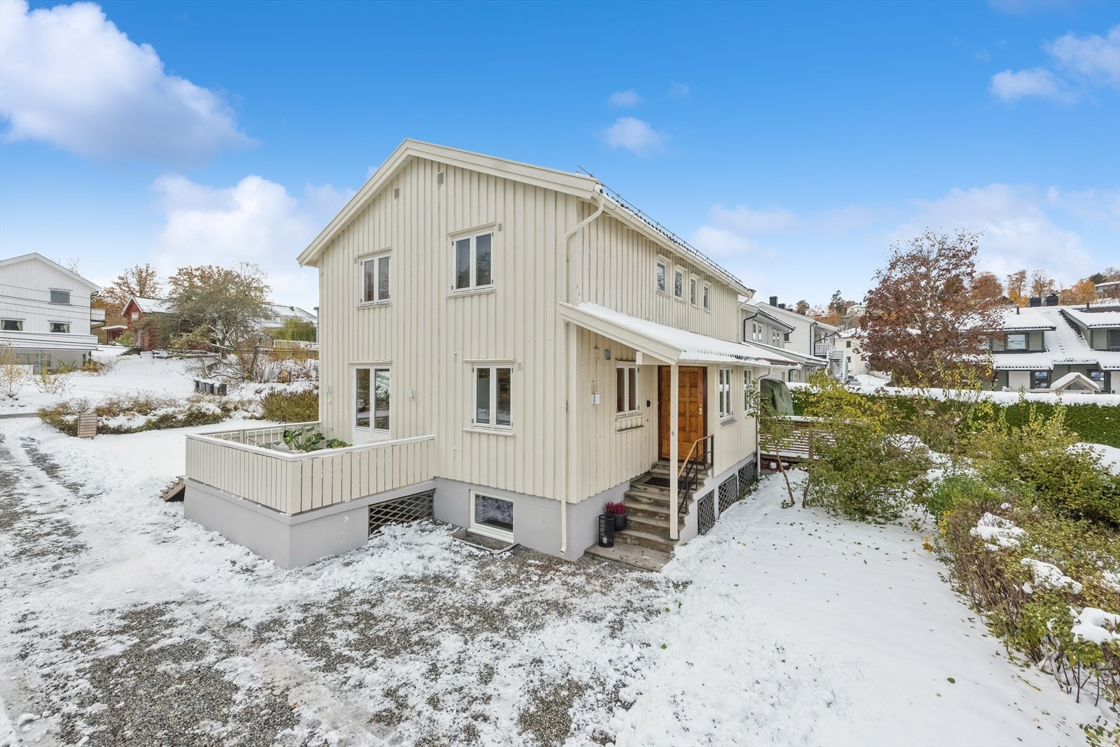 Vertikaldelt tomannsbolig i et rolig og populært område på Høn. Galleribilde