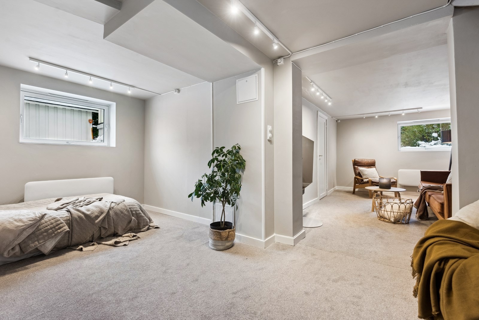 Kjelleretasjen er nylig oppusset (ferdigstilt okt. 2023) Her er det mulig å innrede til soverom 4. Bruksendring fra tilleggsdel til hoveddel foreligger. Galleribilde