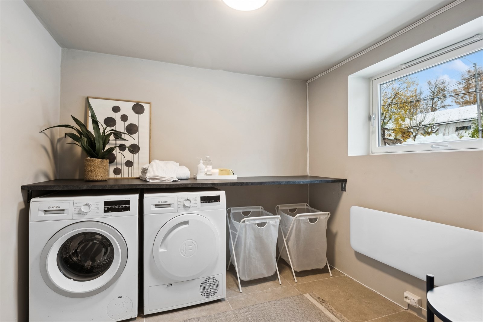 Praktisk vaskerom i kjelleretasjen. Rommet mangler sluk og er derfor definert som tørkerom. Galleribilde