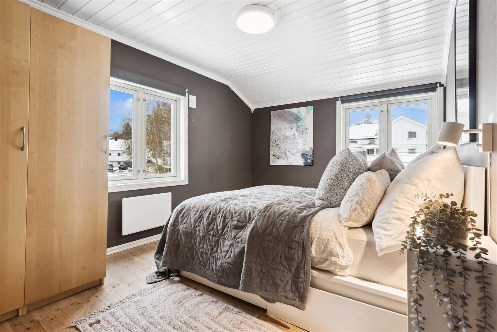 Hovedsoverommet er av svært god størrelse og har rikelig med garderobeskap Galleribilde