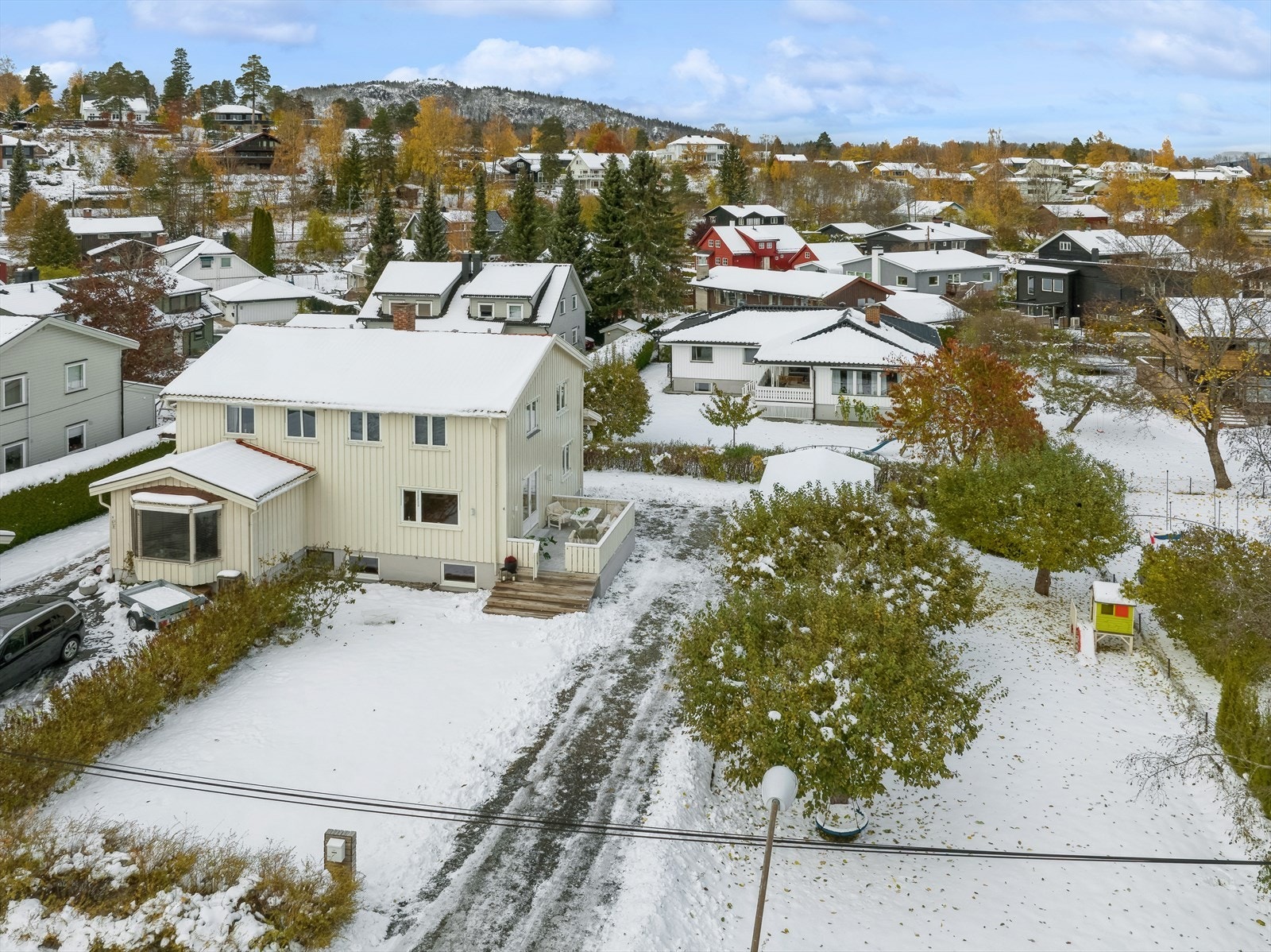 Velkommen til Hønsveien 67 A! Super familiebolig over 3 plan og stor flott hage. Gangavst. til tog, skoler, fjord og marka i et særdeles barnevennlig område. Galleribilde