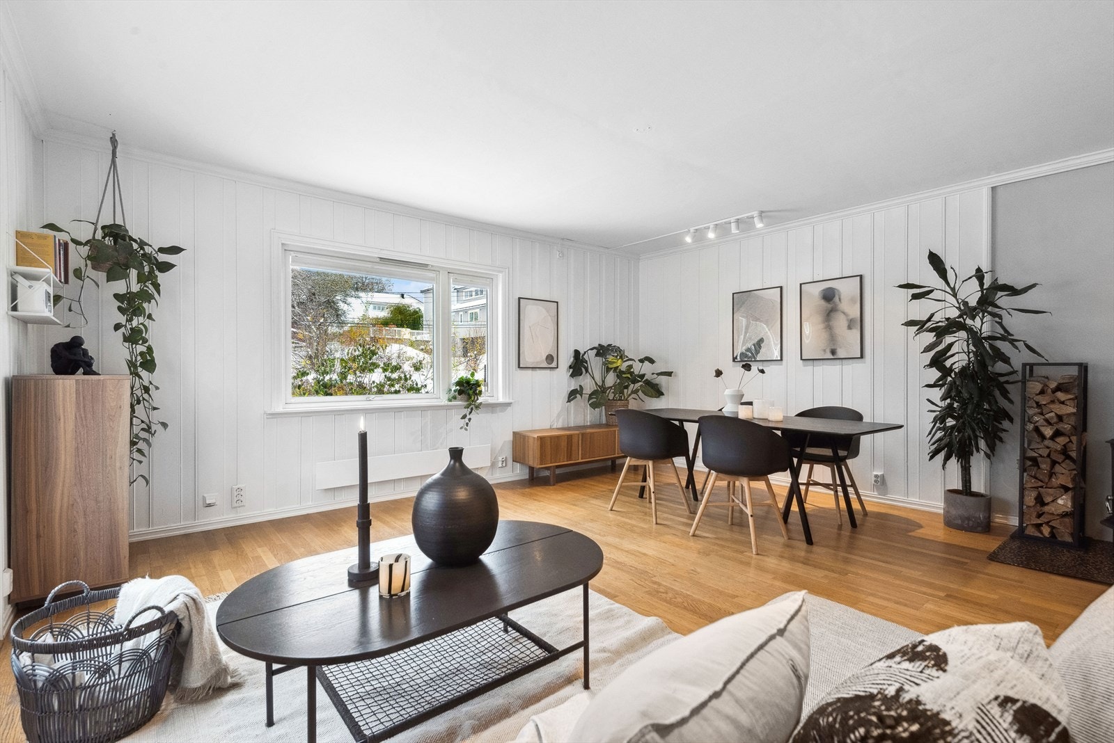 Stue i 1. etasje med god plass til både sofagruppe og spisestue. Galleribilde