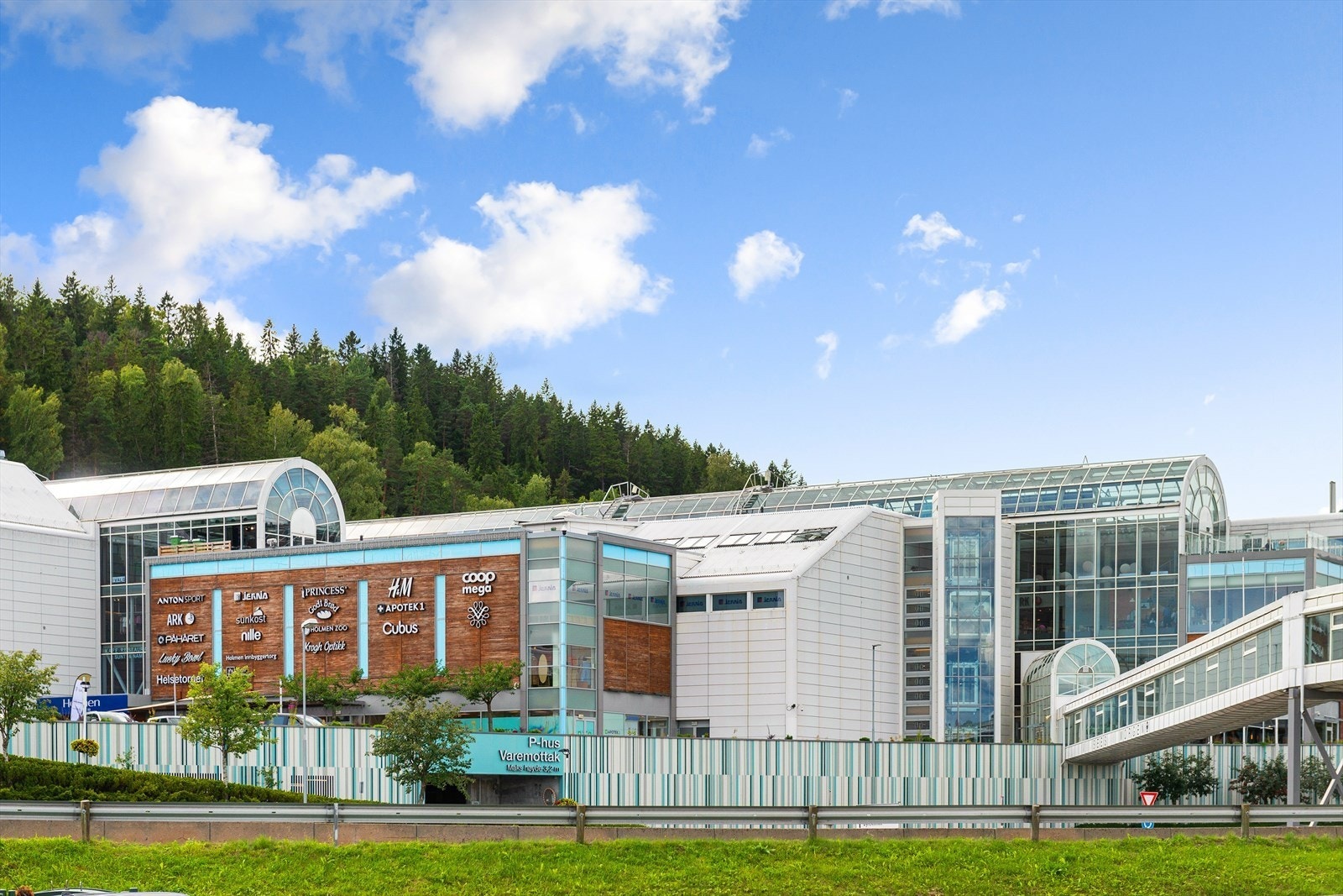 Holmensenteret har et rikt utvalg av butikker og ligger kun 10 minutters kjøring fra boligen. Galleribilde