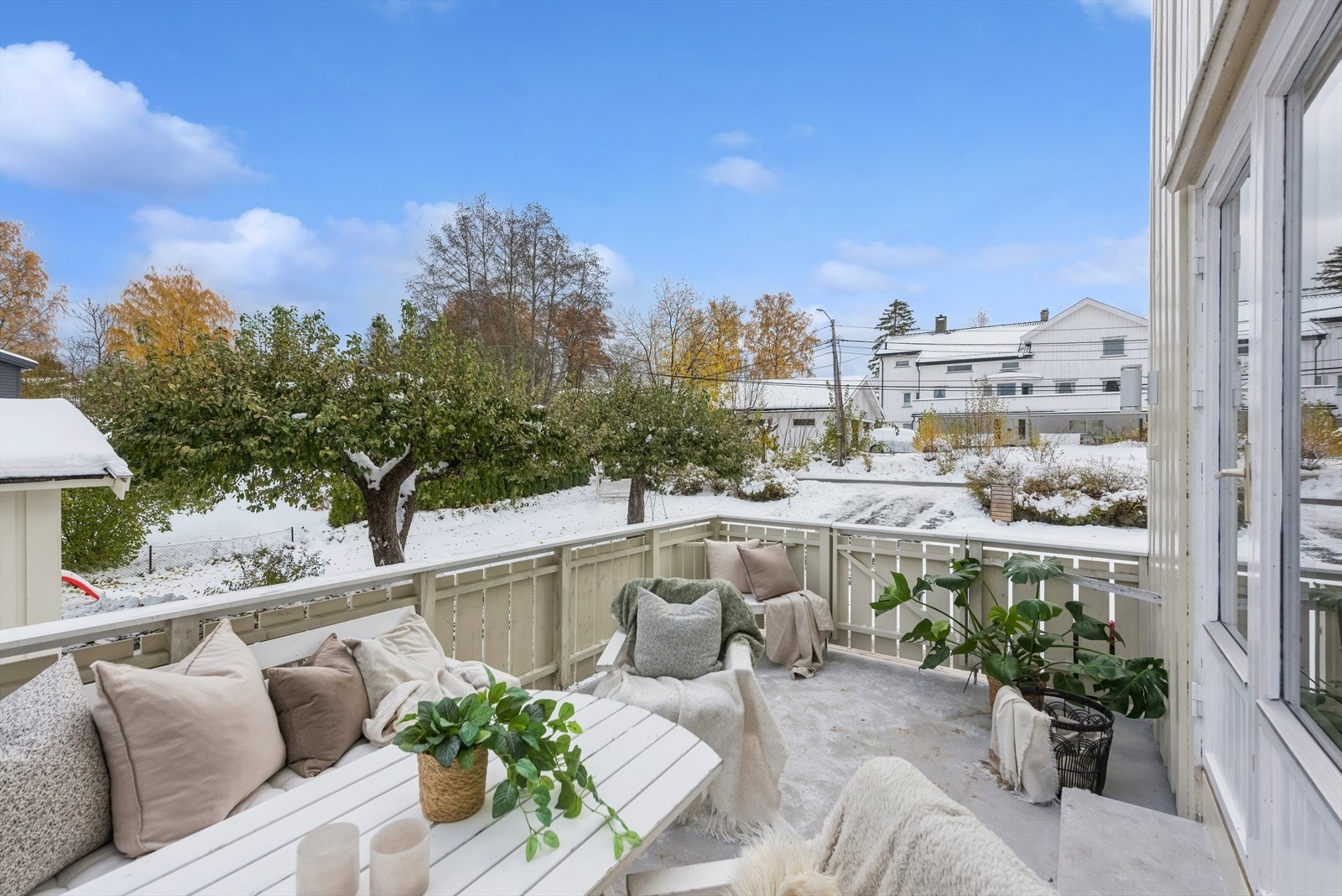 Terrasse med tilgang fra stue i 1. etasje. Galleribilde