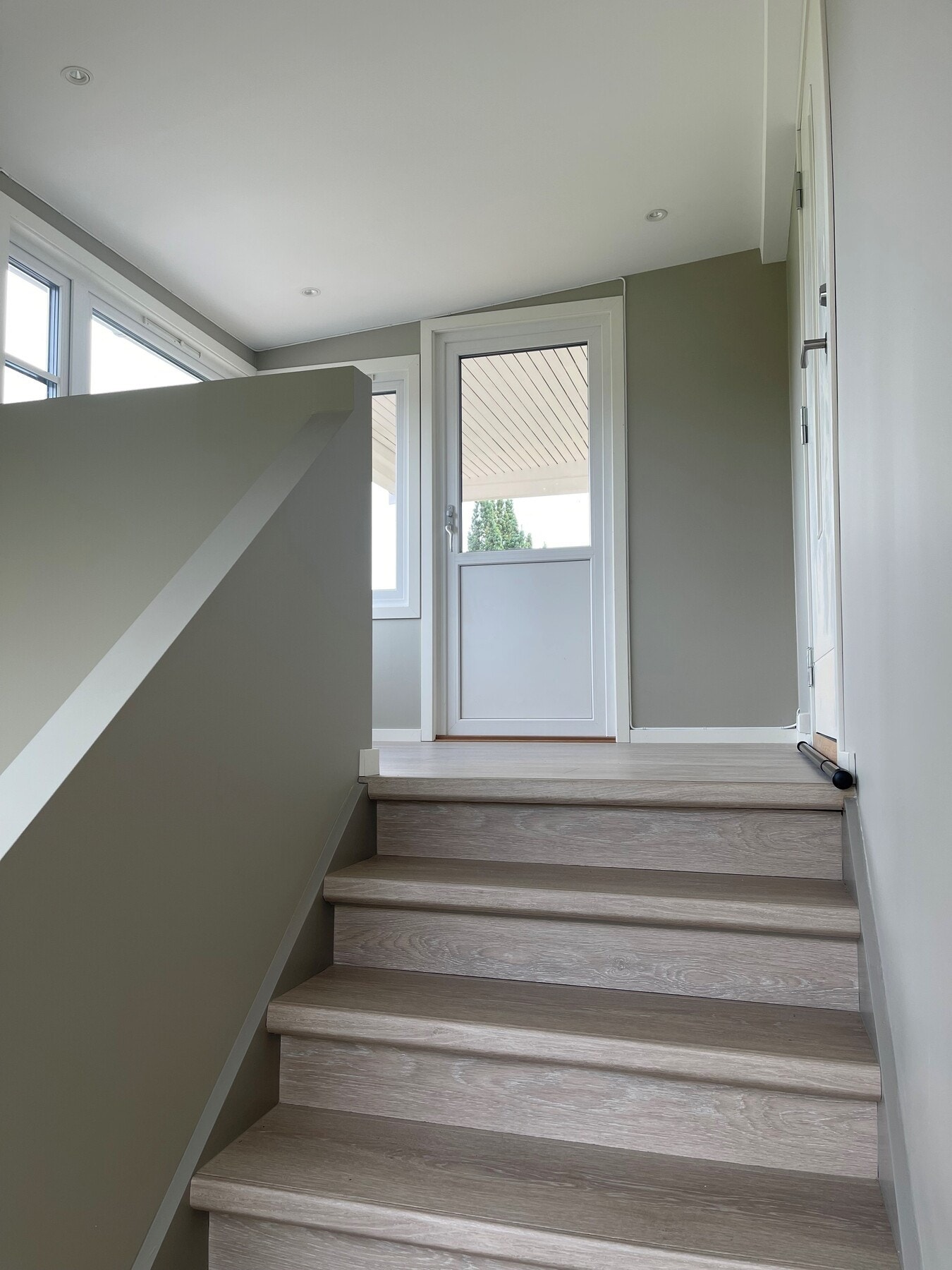 Privat trapp fra 1.etasje opp til leiligheten. Fint, privat areal Galleribilde