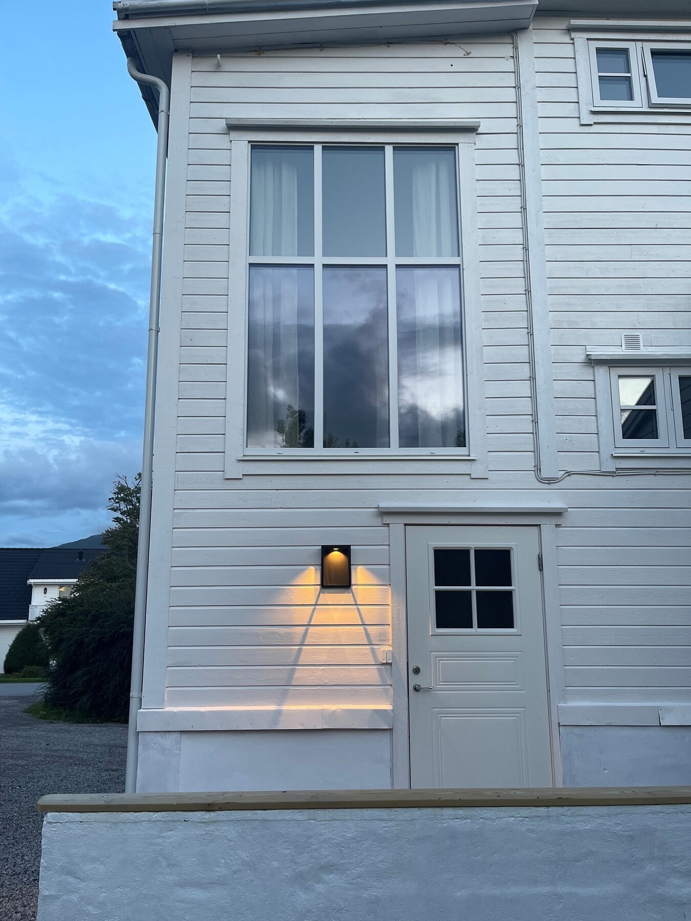 Inngangsparti til leilighet i 1. og 2.etasje Galleribilde