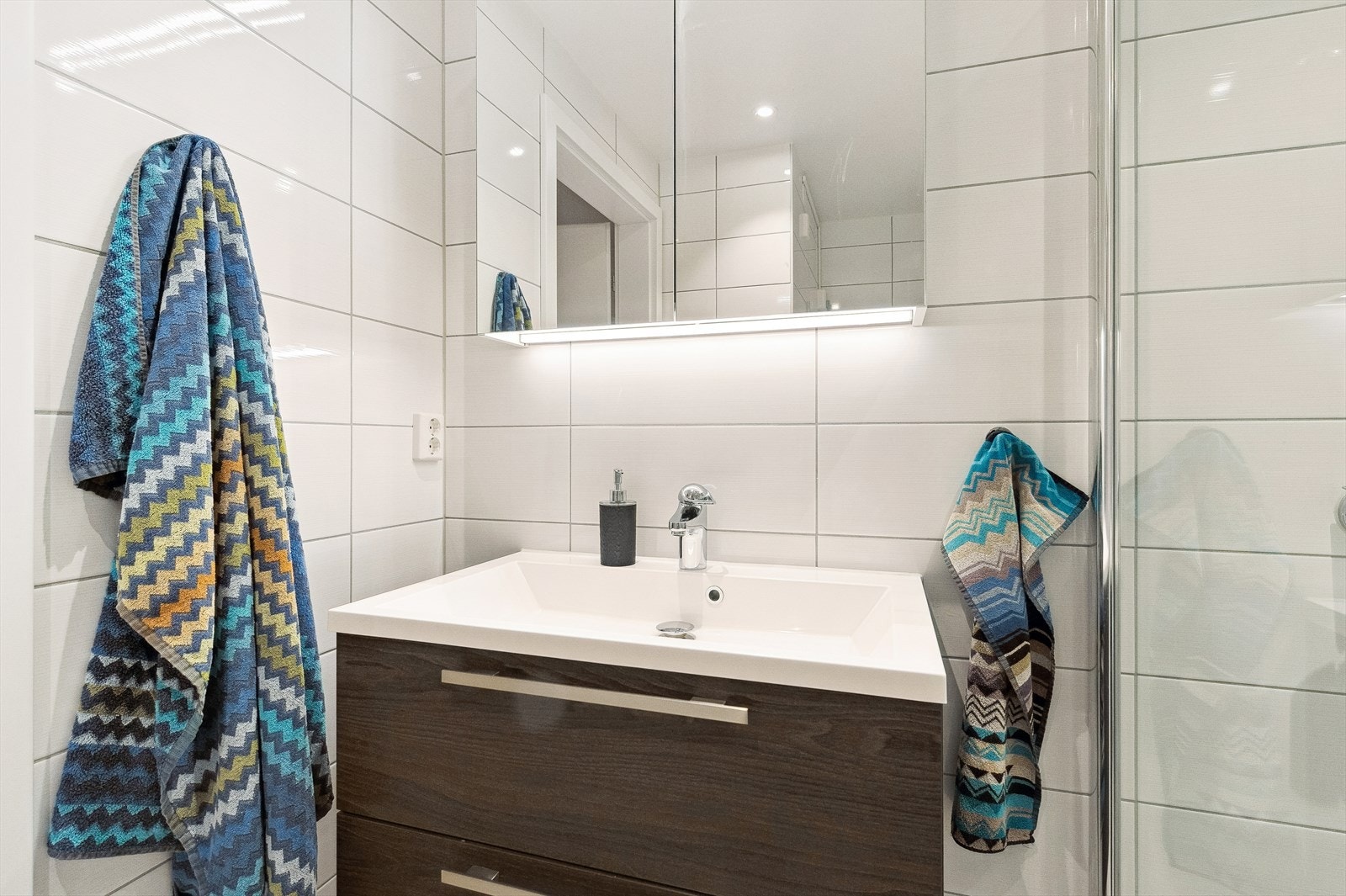 Lyst og delikat bad med opplegg for vaskemaskin. Galleribilde