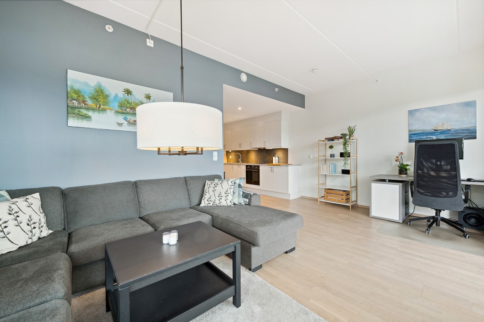 Stuen har gode møbleringsmuligheter. Galleribilde