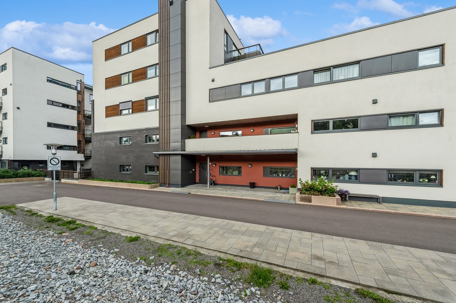 Hovedinngang. leiligheten ligger rett inn på bakkeplan (4 etasje). Galleribilde