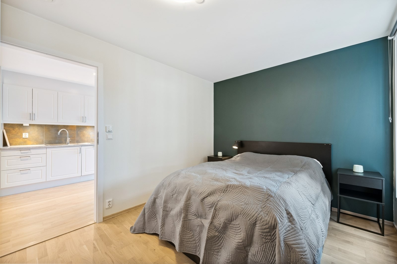 Soverom er malt med en kontrastvegg. Galleribilde