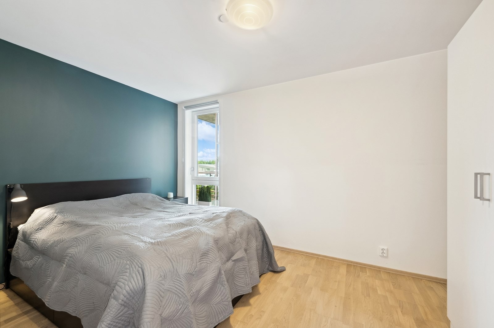 Et godt og romslig soverom med garderobeskap. Galleribilde