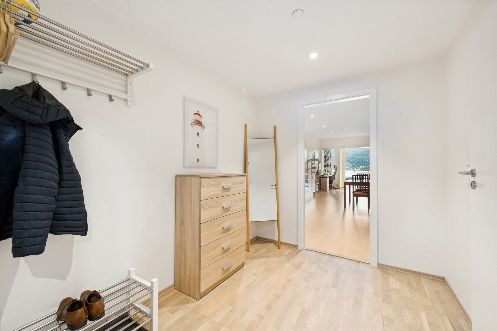Gang og kjøkken har downlights i himling. Galleribilde
