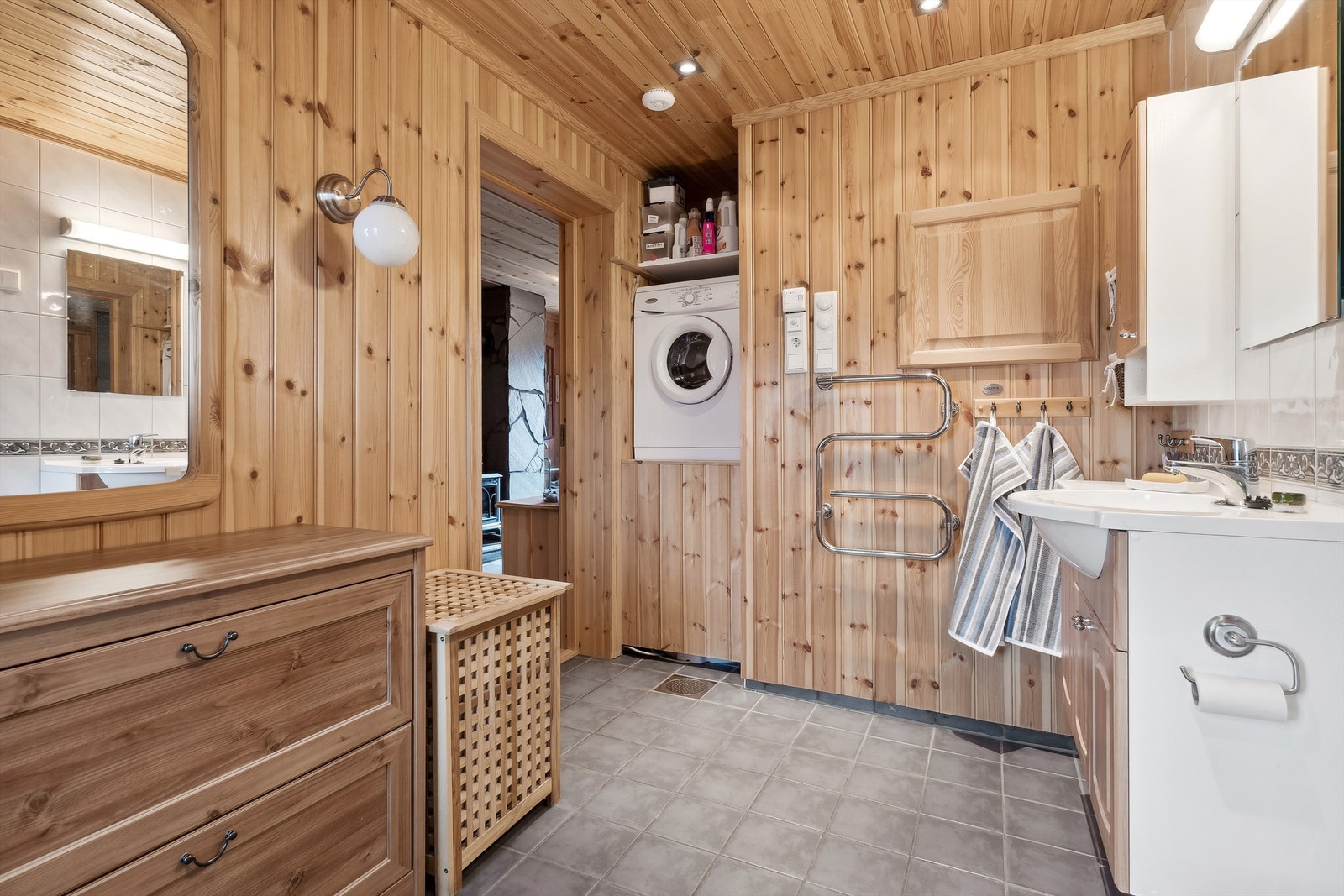 Badet har egen nisje for vaskemaskin og varmtvannsbereder Galleribilde