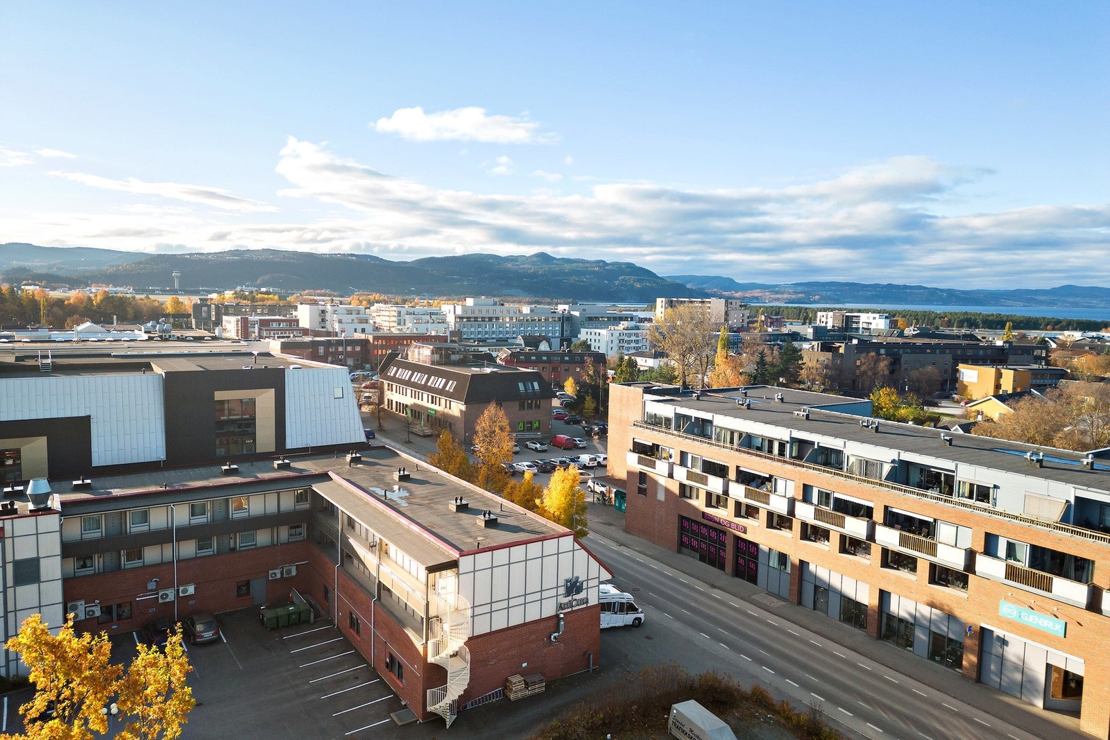 Fra leiligheten har du gangavstand til det meste du måtte trenge i hverdagen med Torgkvartalet kjøpesenter som nærmeste nabo. Galleribilde