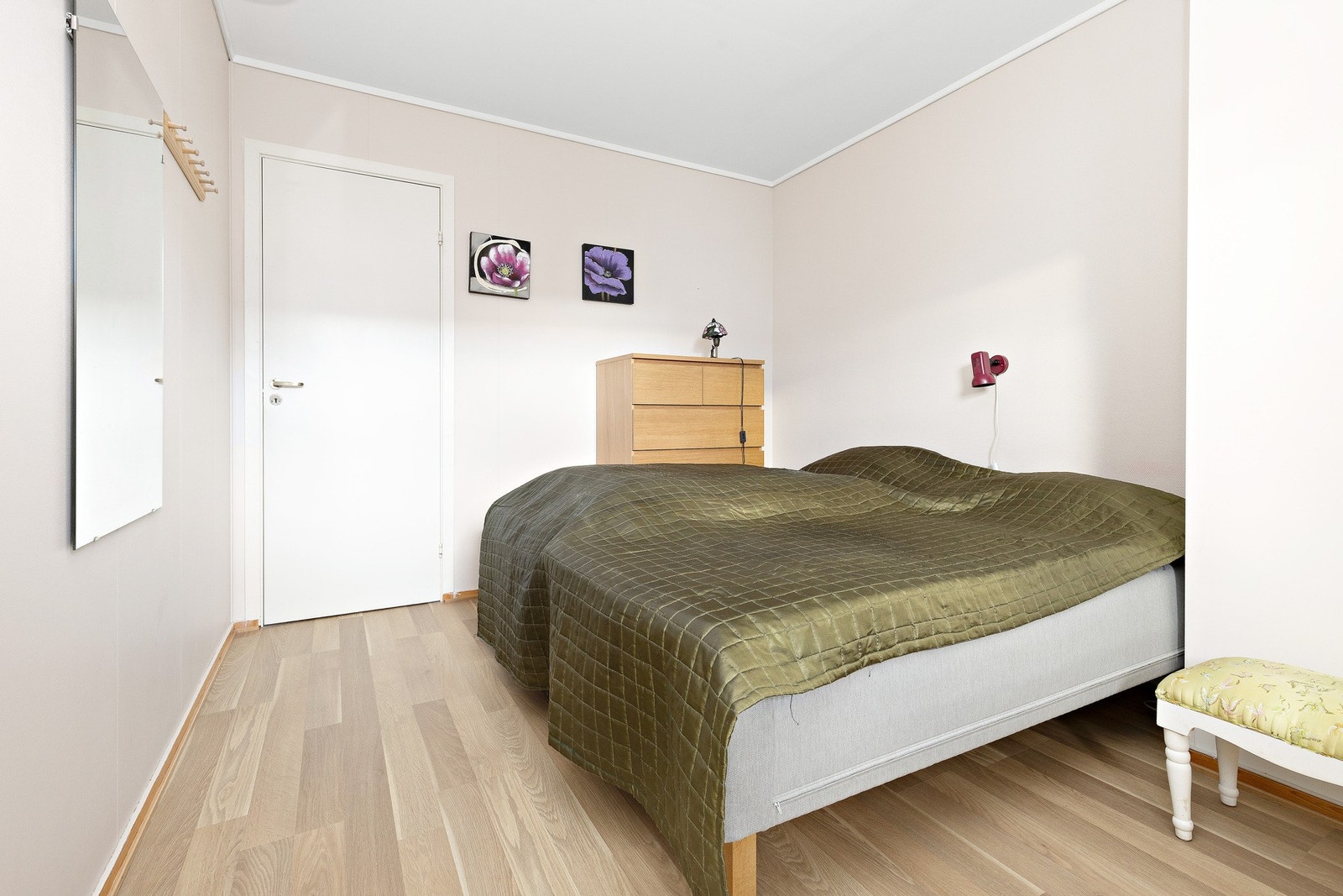 Romslig soverom med tilknytning til innvendig bod/garderobe på 4 kvm. Galleribilde