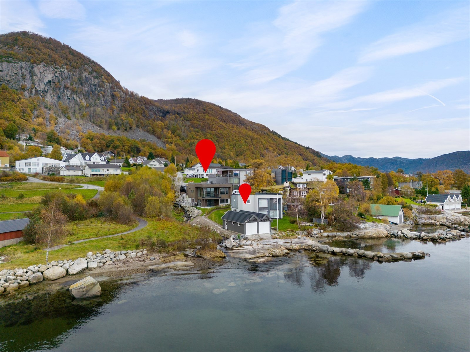 Ny og eksklusiv enebolig med høy standard og moderne design - Tilhørende naust og nydelig område ved sjøen