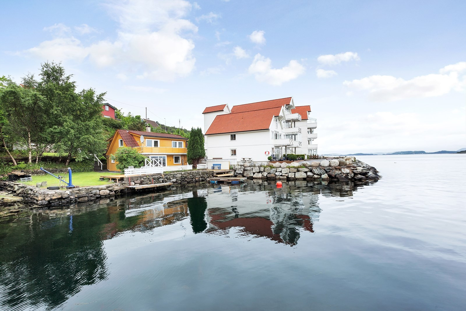 Unik boligeiendom med fantastisk beliggenhet i sjøkanten! Strandlinje og en nydelig utsikt.