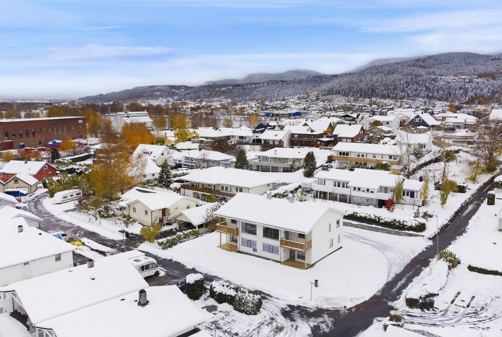 MJØNDALEN - Flunkende ny halvpart av vertikaldelt 2-mannsbolig - 3 (4) sov - 2 stuer - 1,5 bad/wc - garasje - blindvei