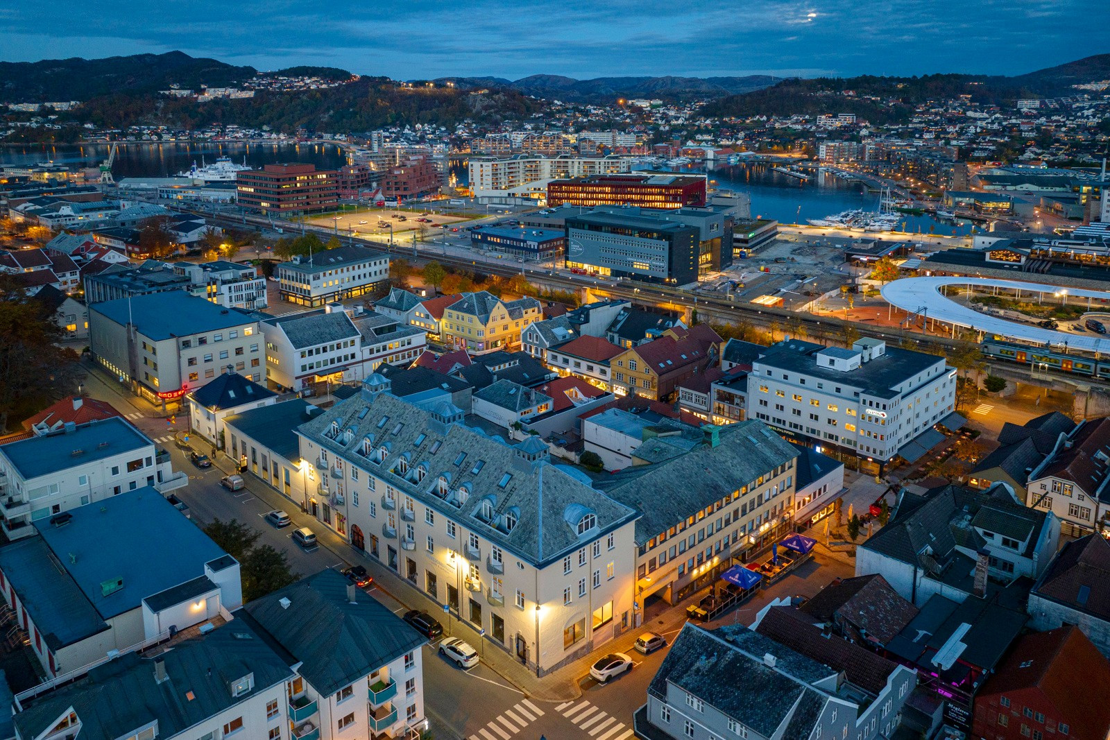 Lekker leilighet i ærverdig bygg midt i sentrum - Gangavstand til alt - Parkering