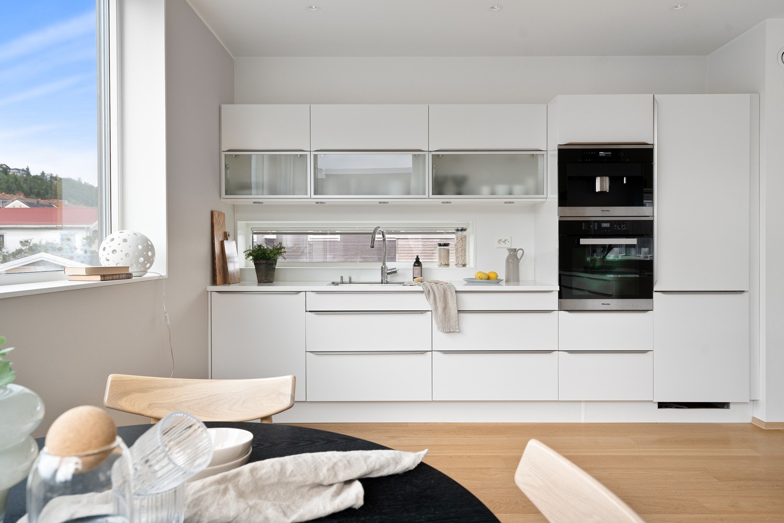 Lekkert og tidløst kjøkken fra HTH og alt du trenger av integrerte hvitevarer fra kvalitetsleverandøren Miele. Galleribilde