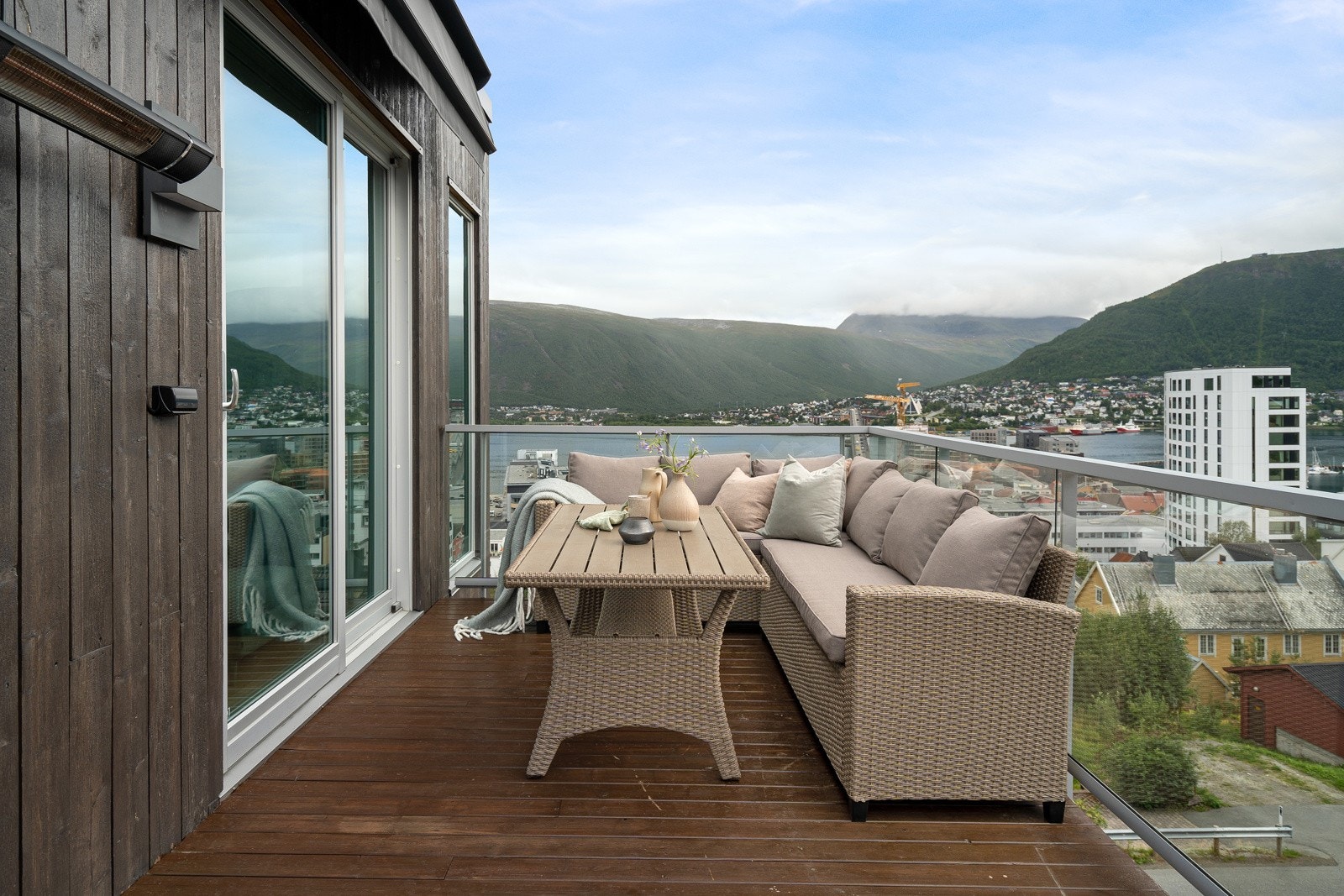 Verandaen vender mot sør og byr på strålende sol- og utsiktsforhold. Galleribilde