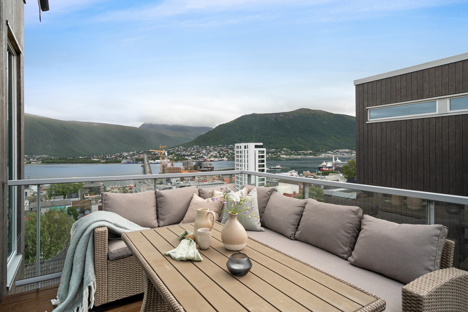 Nydelig utsikt mot Ishavskatedralen, Fjellheisen og Tromsdalstinden! Galleribilde