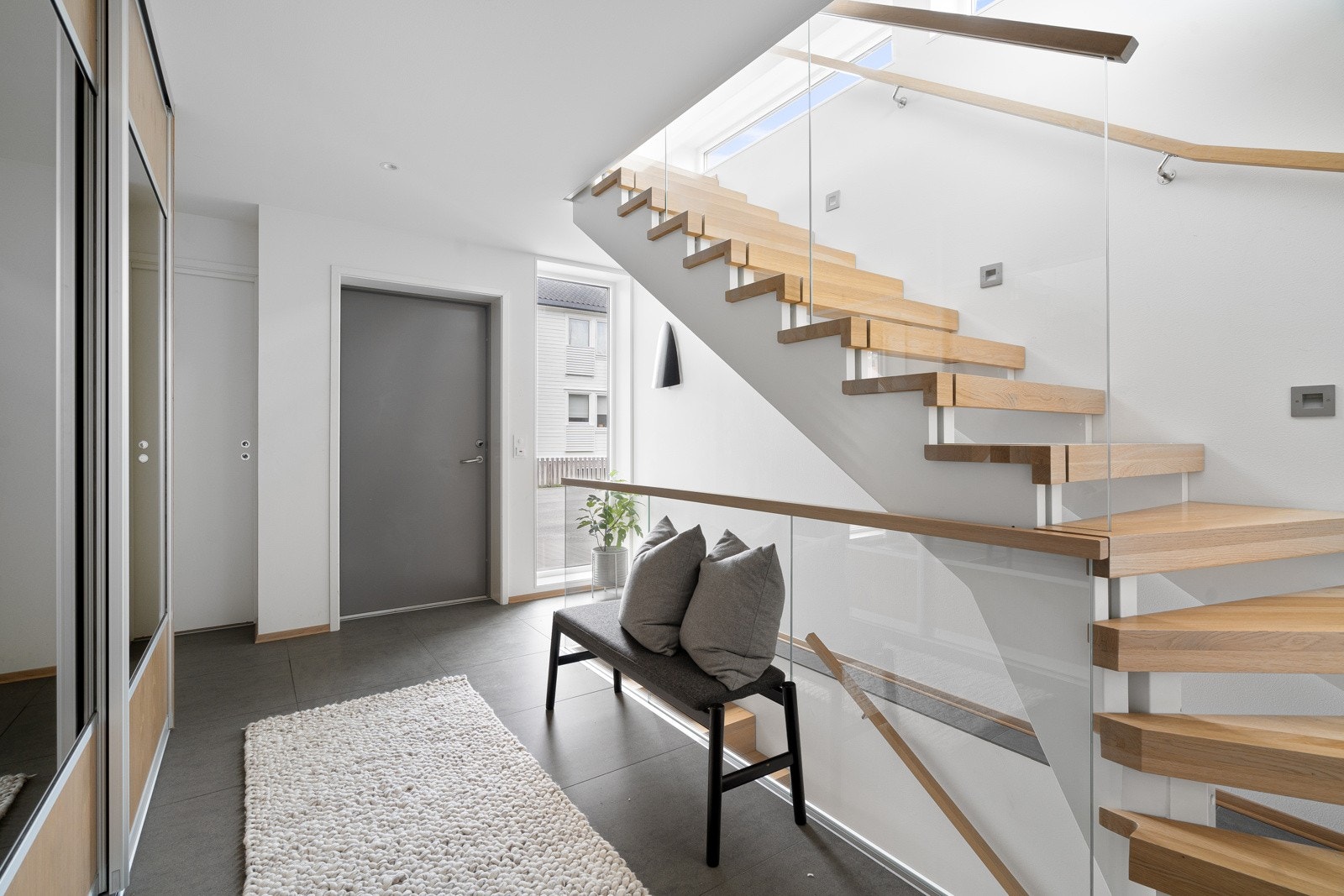 Velkommen inn! Luftig og lekkert allerede i det du kommer inn døra. Her er det skyvedørsgarderobe med god oppbevaringsplass for sko og yttertøy. Galleribilde