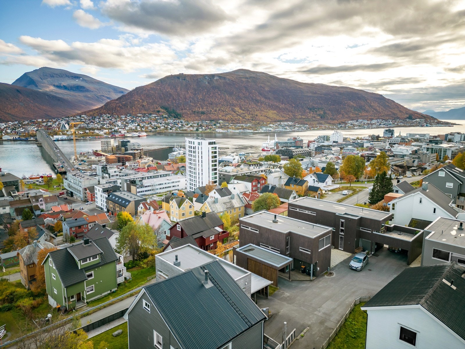 Eiendommen ligger svært fint til ovenfor den nordlige delen av Tromsø sentrum og har gåavstand til alt du måtte trenge i det daglige. Galleribilde
