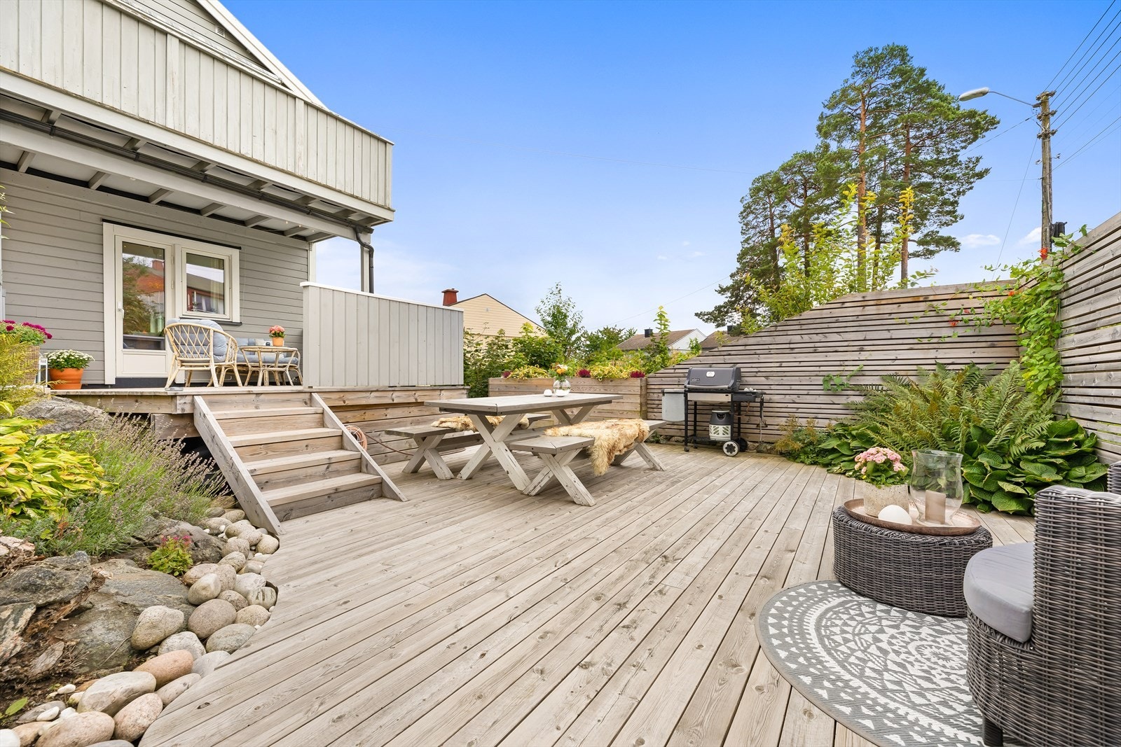 Stor uteplass med sol fra ca 07-21. Galleribilde