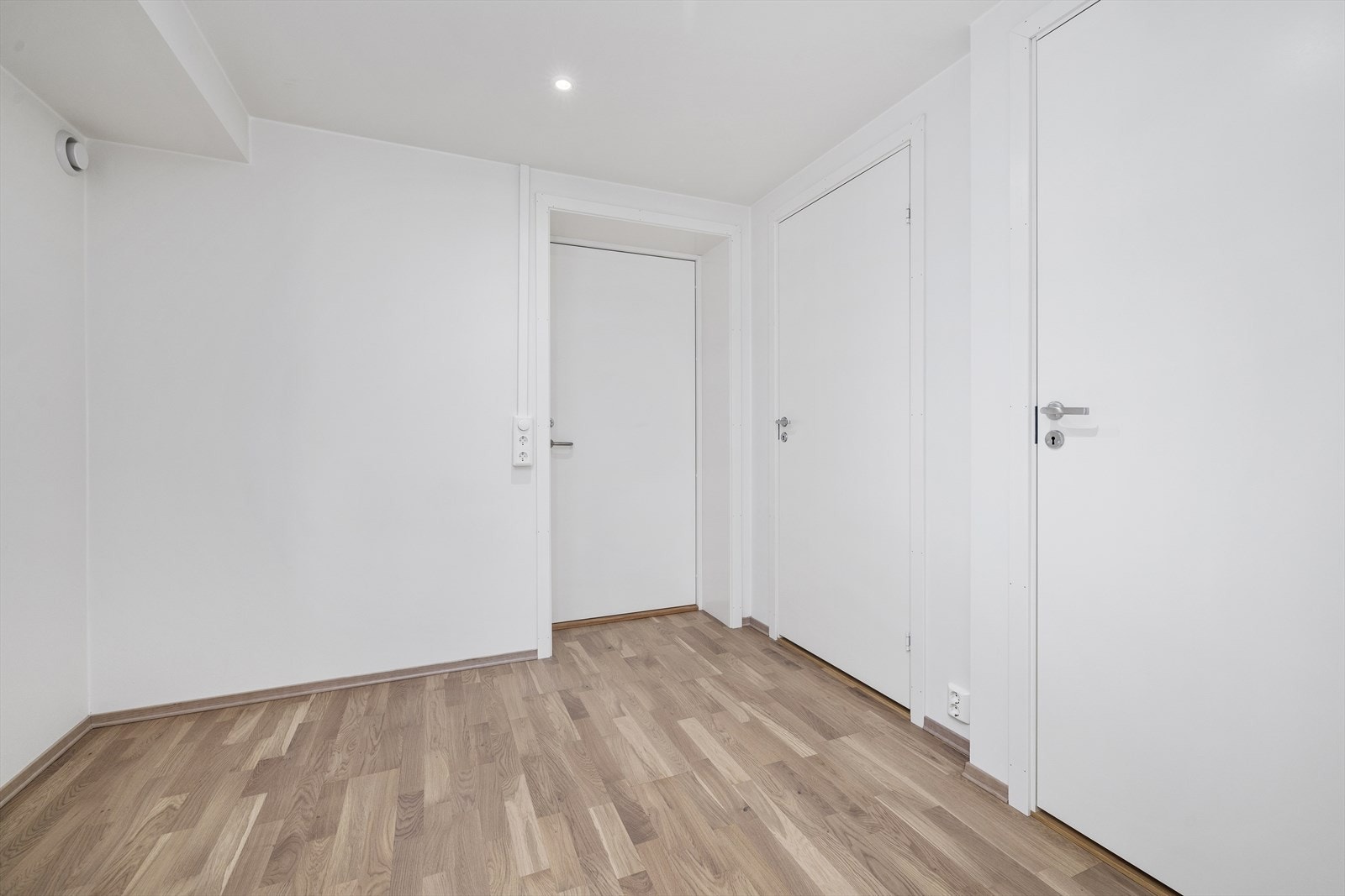 Velkommen inn! Romslig entré med god plass til å henge fra seg yttertøy. Galleribilde