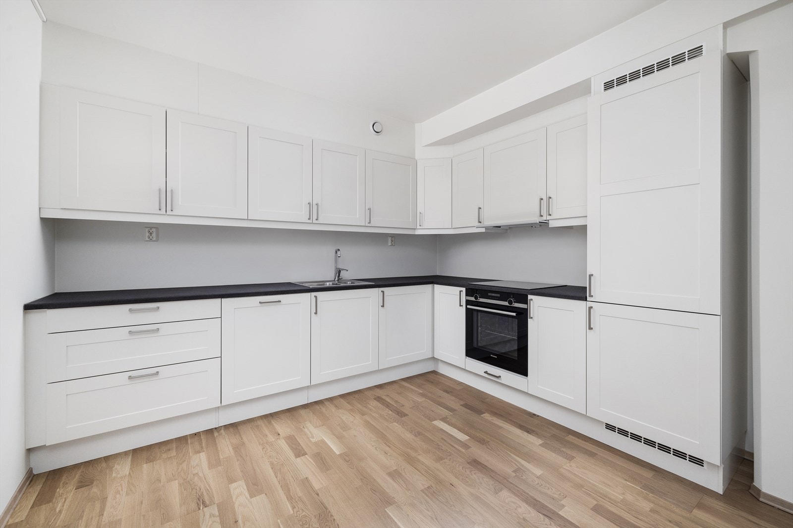 Kjøkkeninnredning fra Sigdal med profilerte fronter og benkeplate i laminat. Galleribilde