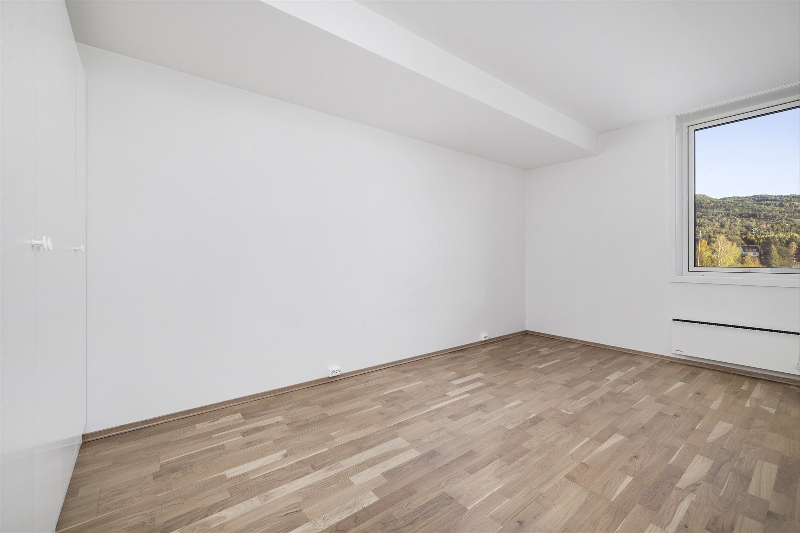 Hovedsoverommet har godt med oppbevaringsplass. Galleribilde