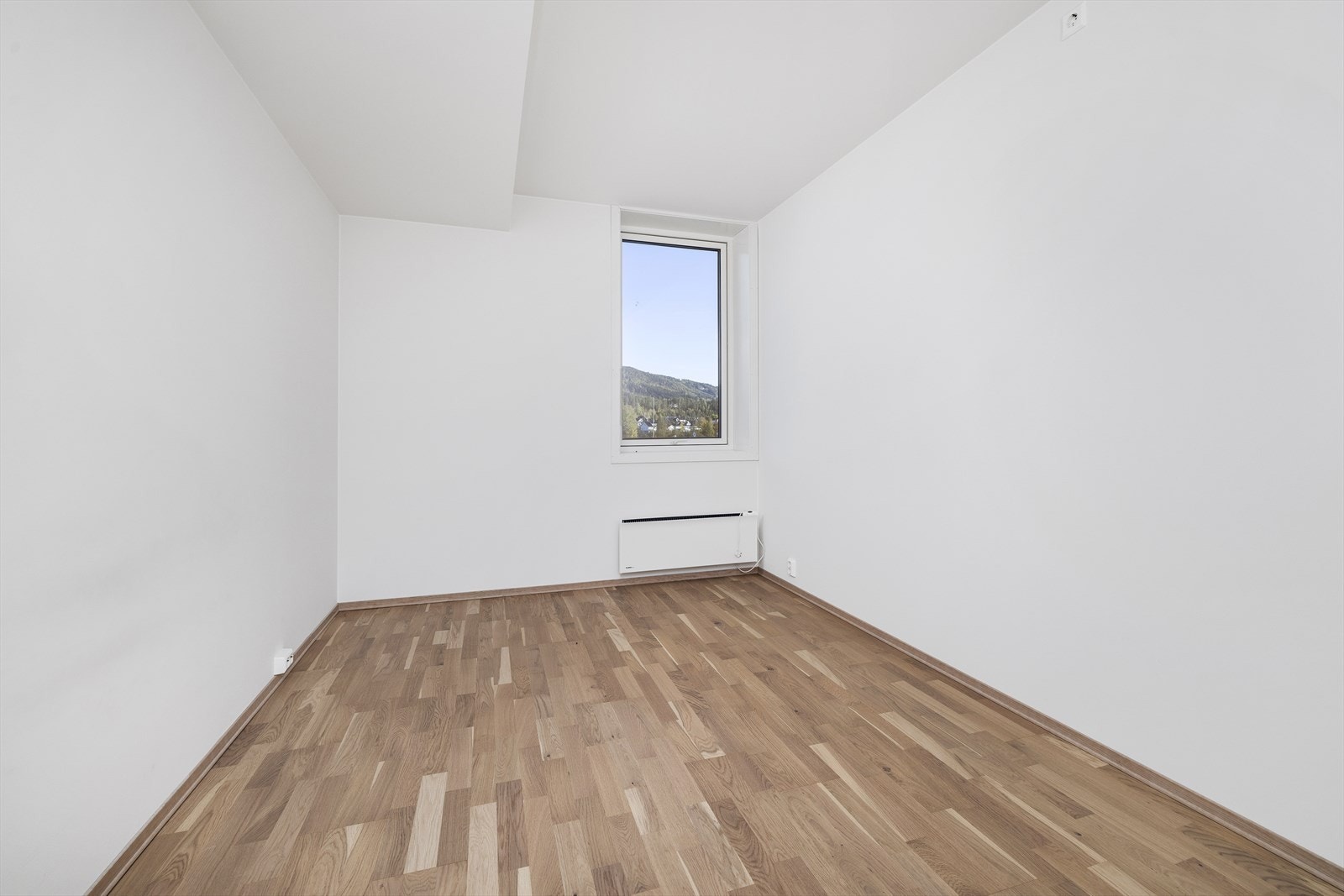 Romslig hovedsoverom med god plass til dobbeltseng. Galleribilde