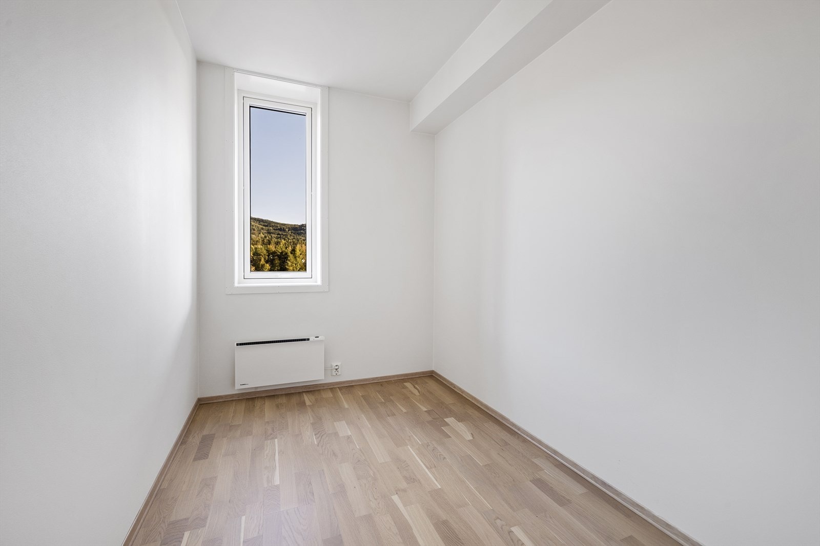 Soverom 1 har parkett på gulv og malte flater på vegger og i tak. Galleribilde