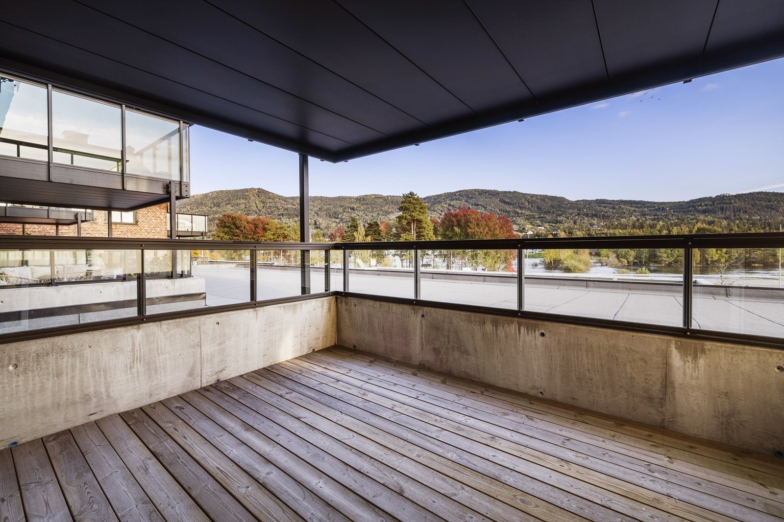 Fra stue er det utgang til stor overbygget balkong. Galleribilde